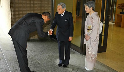 Obama bowing to emperor of Japan.jpg