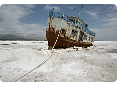 Iran-abandoned ship stuck in salts