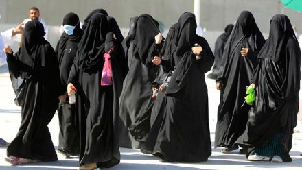 Muslim_women_in_Saudi_Arabia.jpg