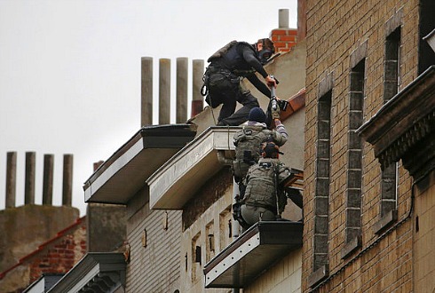 Brussels-Police raid in Molenbeek neighborhood