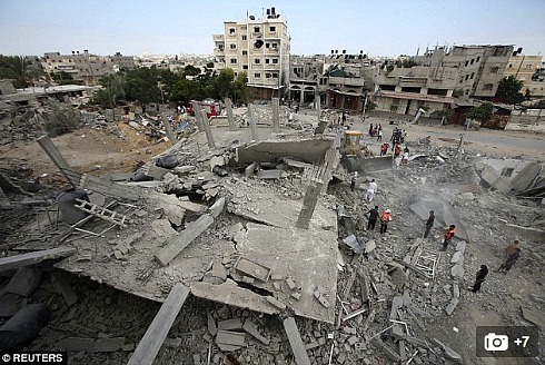 Gaza-searching for victims in Rafah.jpg