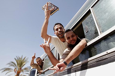 Palestinian prisoners wave from buses.png