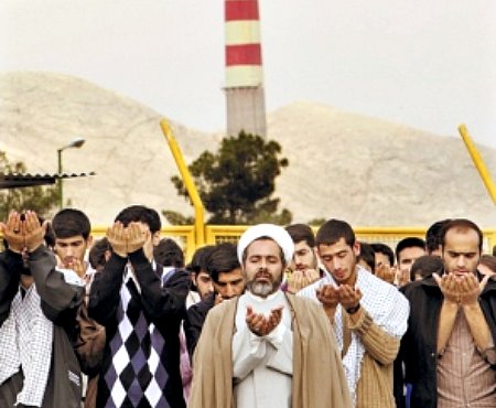 Iran_students_praying_at_Isfahan_nuke_plant.jpg