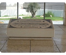 Yasser Arafat tomb.jpg