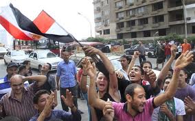 Egyptians_storm_Israeli_embassy_in_Cairo_3.jpg